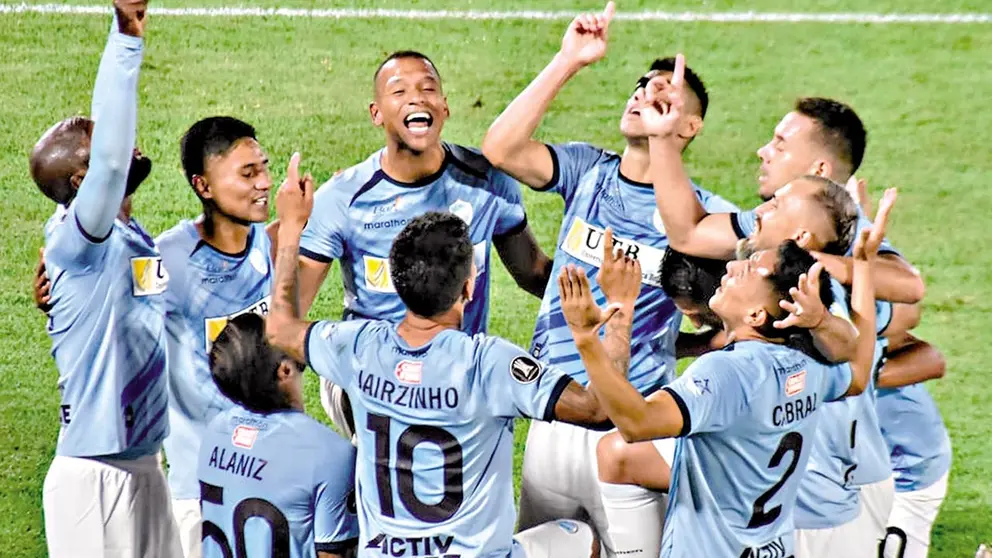 Futbolistas de Aurora celebran una conquista en una presentación anterior./ DICO SOLÍS