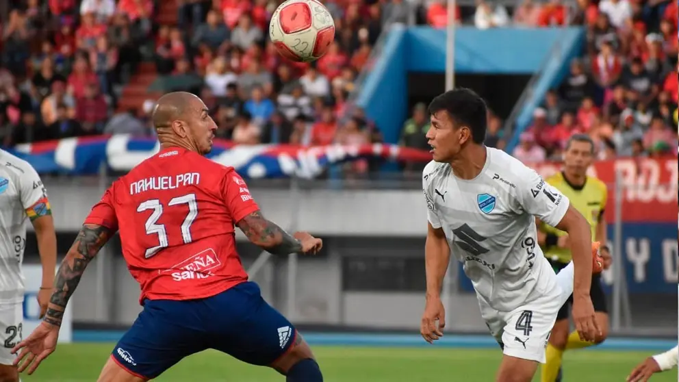 Ariel Nahuelp&aacute;n y Jos&eacute; Sagredo pugnan un bal&oacute;n en el cl&aacute;sico nacional entre Wilstermann y Bol&iacute;var. NO&Eacute; PORTUGAL