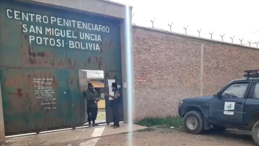 Frontis de la c&aacute;rcel de San Miguel de Unc&iacute;a./ POLIC&Iacute;A