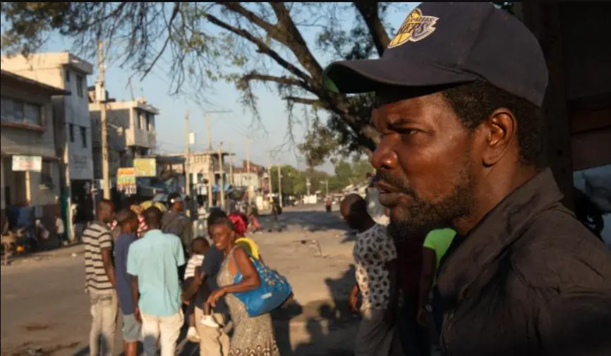 Un oficial haitiano vigila las calles de la isla. RRSS