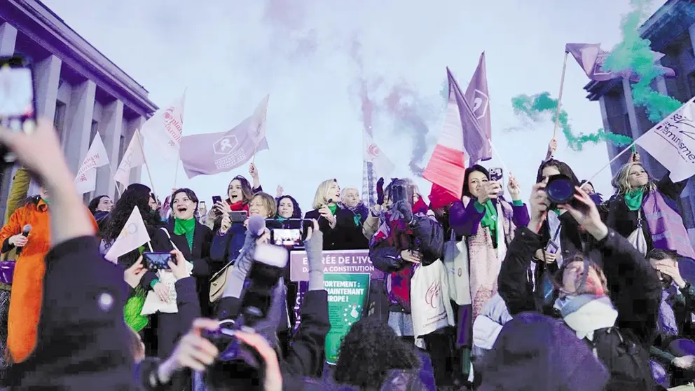 Mujeres y activistas celebran en las calles de Par&iacute;s la inclusi&oacute;n del aborto en la Constituci&oacute;n francesa./ FONDATION DES FEMMES