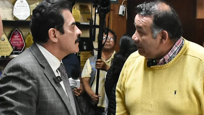 El alcalde Manfred Reyes Villa junto a Humberto Arandia, director del INE. DICO SOL&Iacute;S