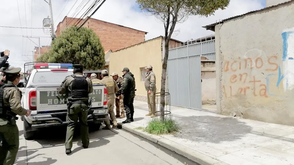 Efectivos de la Policía en el domicilio donde ocurrió el doble infanticidio./ ERBOL