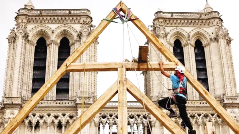 Un obrero realiza refacciones en la catedral de Par&iacute;s./ INFOBAE