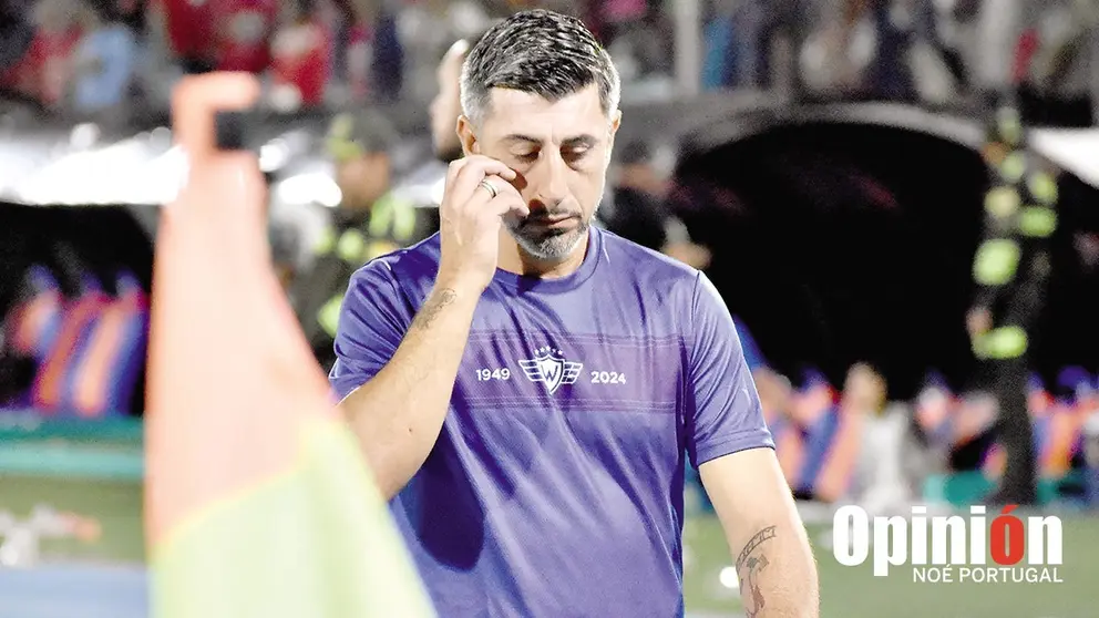 Cristian D&iacute;az deja el campo de juego del F&eacute;lix Capriles tras un partido del Imperio Escarlata. / NO&Eacute; PORTUGAL