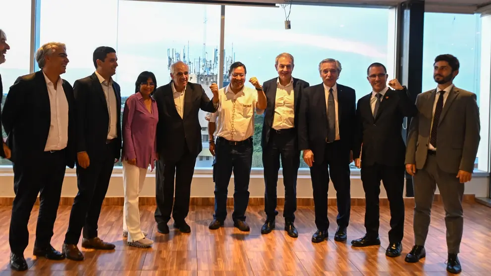El presidente Luis Arce (c), acompa&ntilde;ado de expresidentes, en Santa Cruz. FACEBOOK LUCHO ARCE