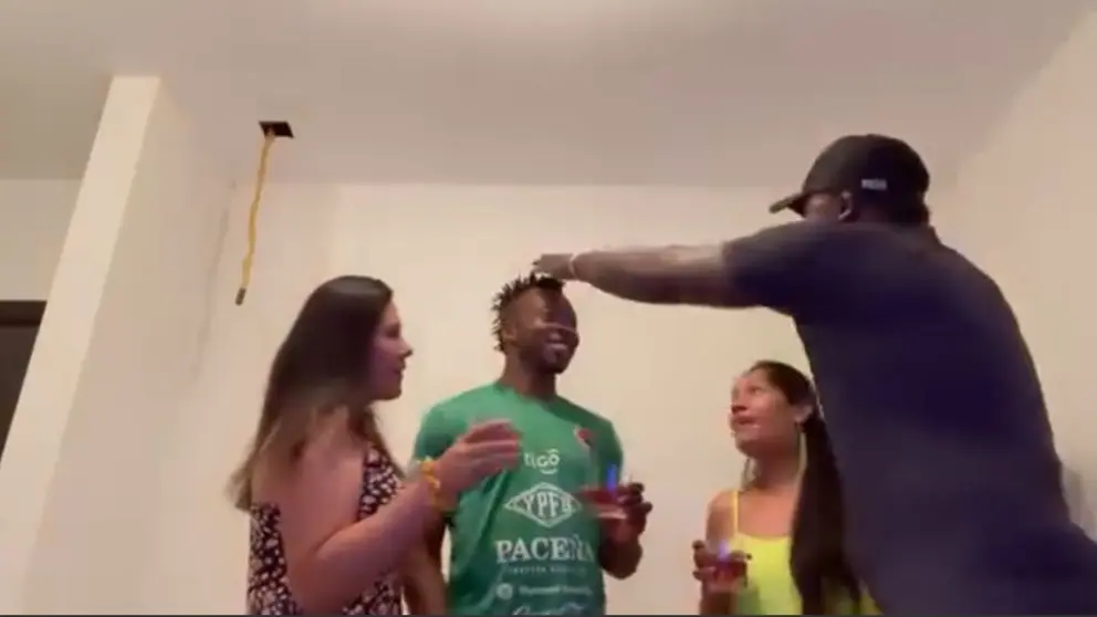 David Akologo (c) celebra con sus seres queridos el llamado a la Selecci&oacute;n. CAPTURA DE VIDEO