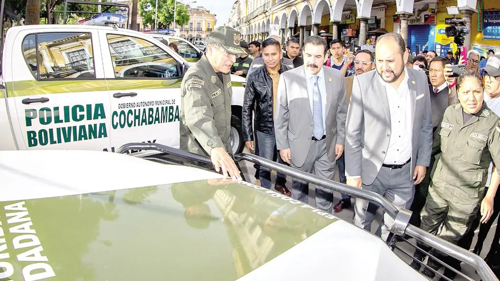 El acto de entrega de equipamiento a la Polic&iacute;a./ ALCALD&Iacute;A DE COCHABAMBA