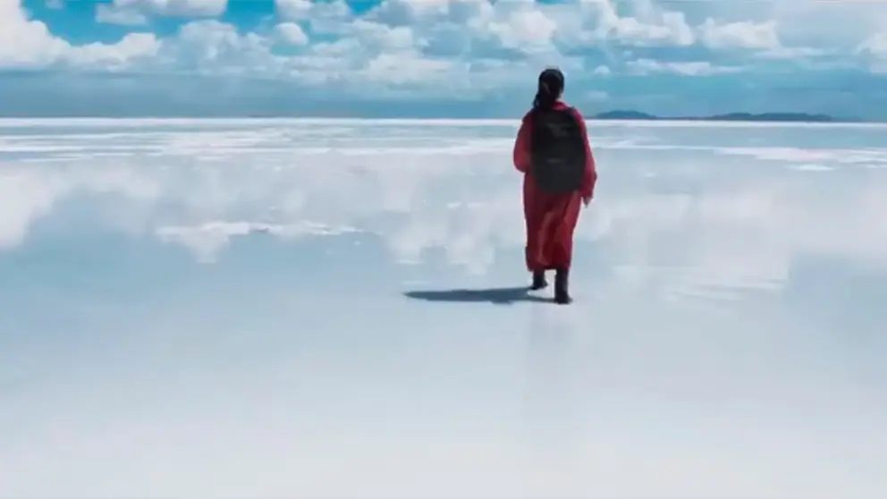 Una escena de la pel&iacute;cula asi&aacute;tica en la que se ve a una actriz en el Salar de Uyuni./ EMBAJADA BOLIVIA