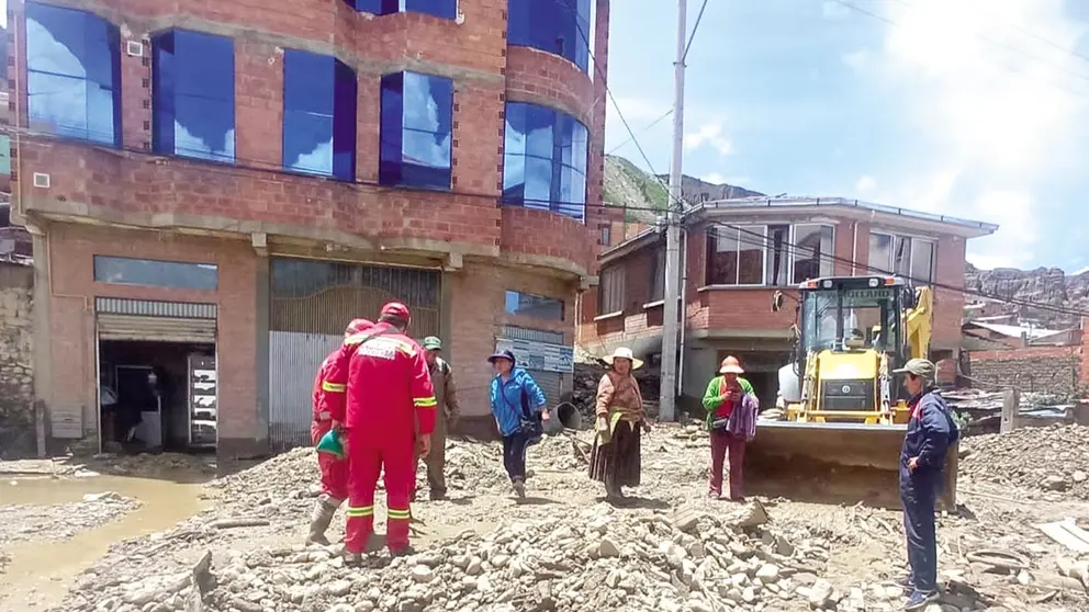 Personal de Bomberos trabaja en el retiro de tierra en Achocalla, La Paz./ ERBOL-POLIC&Iacute;A
