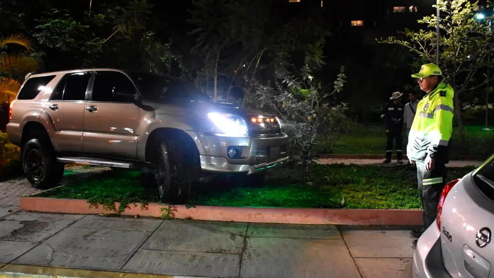 El veh&iacute;culo que ocasion&oacute; el accidente de tr&aacute;nsito que hiri&oacute; a un adulto mayor en la zona norte de Cochabamba. No&eacute; Portugal