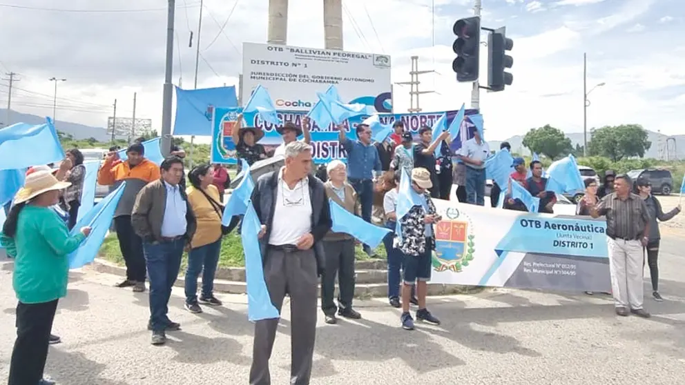 Movilizaci&oacute;n de vecinos en defensa de Cochabamba, el 17 de marzo./ C. NAVARRO