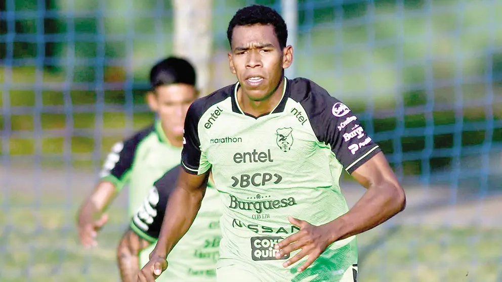 Diego Medina realiza un trabajo, durante una pr&aacute;ctica de la Selecci&oacute;n Nacional./  FBF