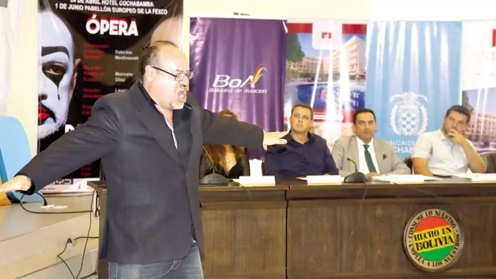 Un artista que es parte del elenco interpreta una pieza para invitar a la &oacute;pera, ayer en ICAM./ ICAM