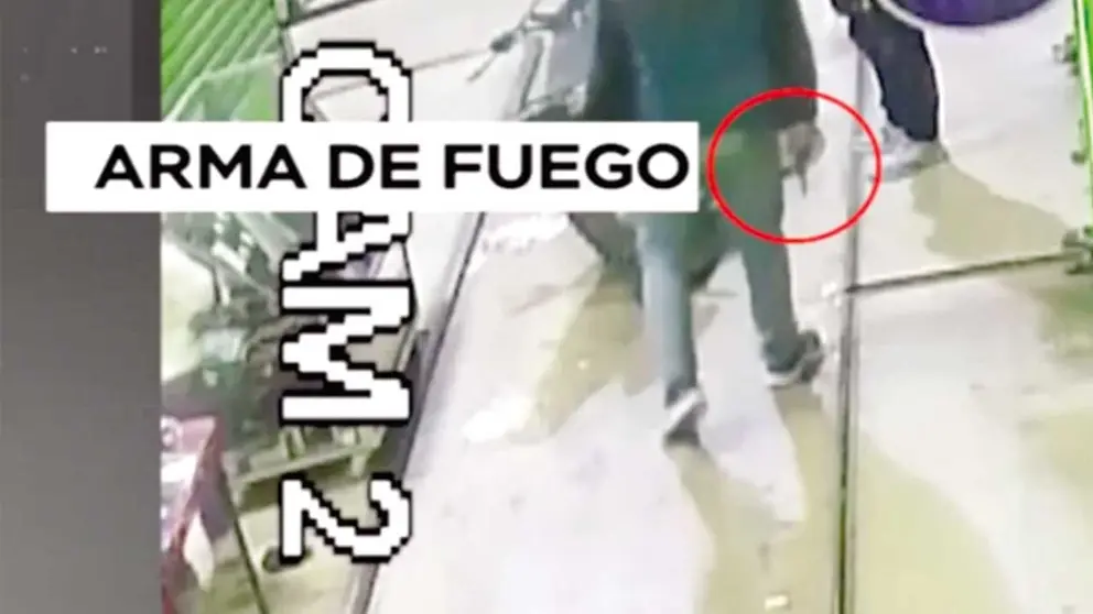 El asesino sostiene un arma de fuego./ CAPTURA RED UNO