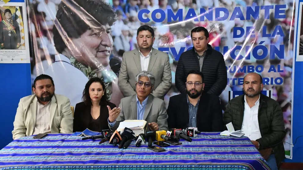 El equipo jur&iacute;dico af&iacute;n a Evo Morales, en conferencia de prensa. APG