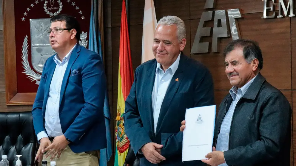 El gobernador Humberto S&aacute;nchez recibe el plan por parte de Luis Laredo, presidente de la FEPC, y Ra&uacute;l Solares (i), vicepresdente./ FEPC