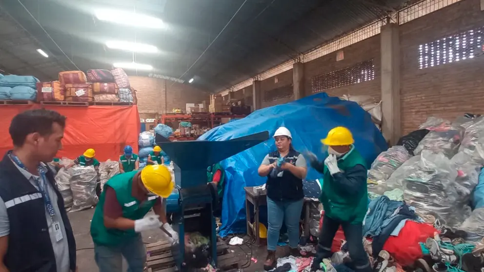 Momento del comiso de ropa usada en Santa Cruz./ ADUANA NACIONAL