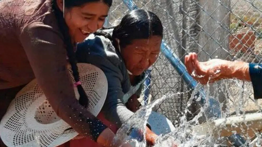 Familias recibiendo agua, ante proyectos pasados./ TOMADA DE URGENTE