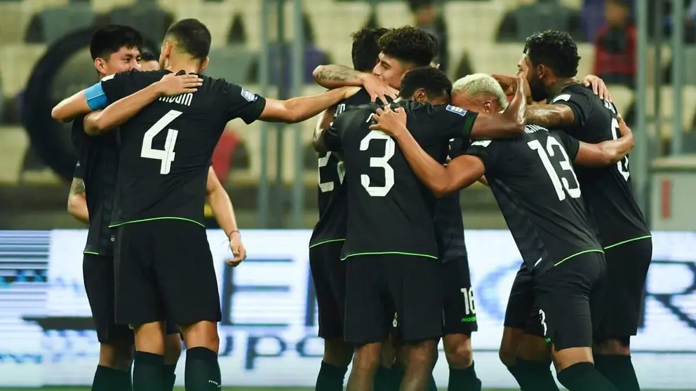Jugadores de la Selecci&oacute;n, durante una acci&oacute;n del partido./ FBF