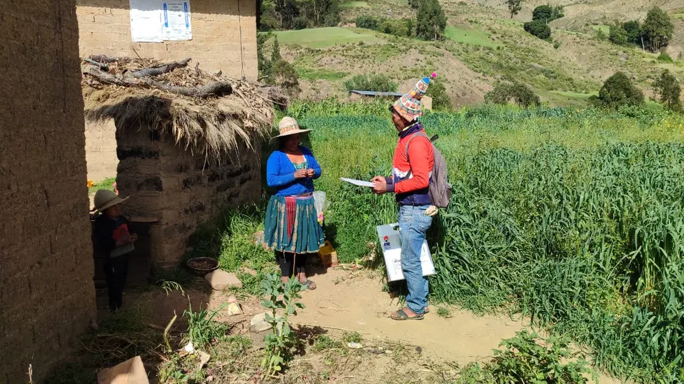 Un censista en una comunidad de &aacute;rea dispersa en Cochabamba, este 24 de marzo. INE