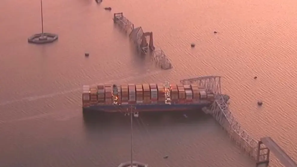 Vista a&eacute;rea del barco que impact&oacute; contra el puente de Baltimore. Captura de video
