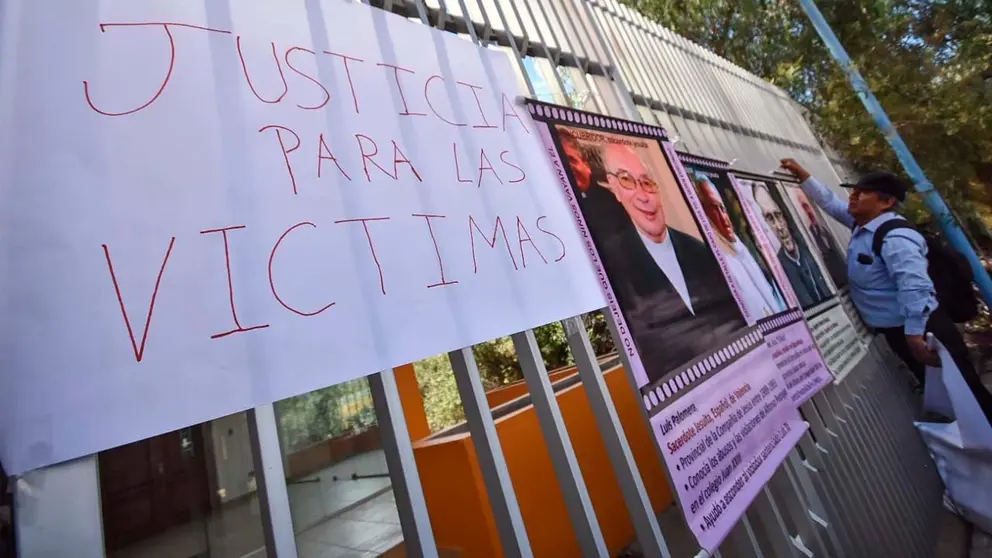 Pancartas en las afueras de la Fiscal&iacute;a de Co&ntilde;a Co&ntilde;a donde se llev&oacute; a cabo la audiencia contra los curas. Dico Sol&iacute;s