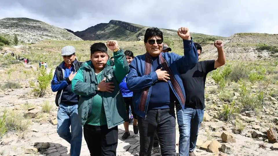 Leonardo Loza (i) y Evo Morales, realizando el gesto de la izquierda. FACEBOOK LEONARDO LOZA
