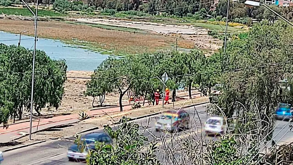 Personal de Bomberos y la Polic&iacute;a en inmediaciones del lugar donde se encontr&oacute; el cad&aacute;ver. CORTES&Iacute;A