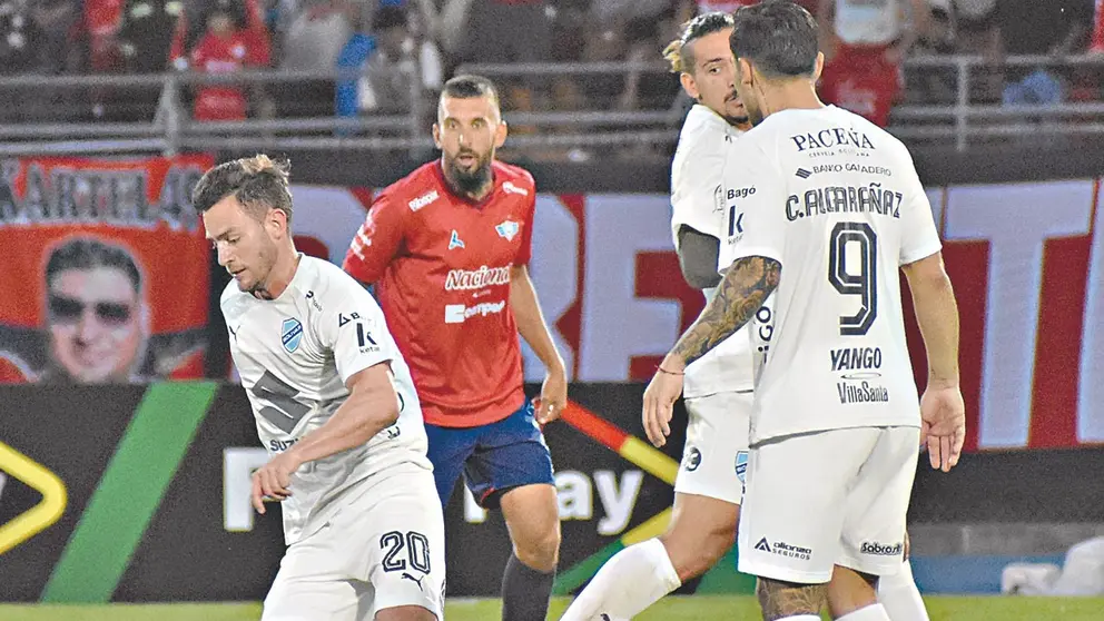 Una jugada de un duelo pasado de la Academia./ NOÉ PORTUGAL