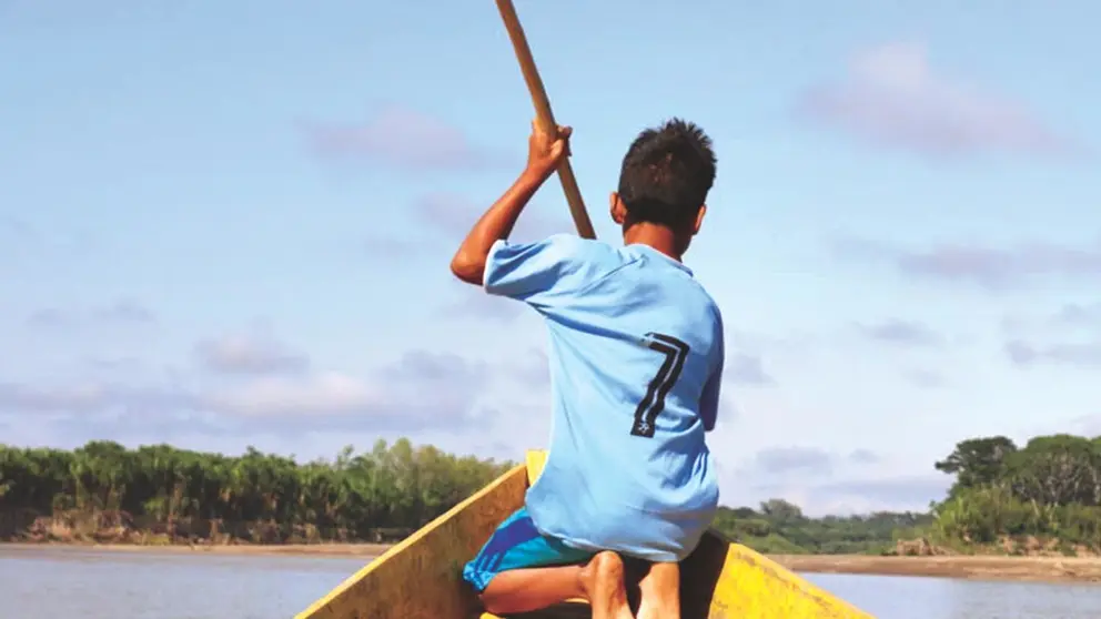Para llegar a la comunidad de Asunción del Quiquibey hay que navegar por el río Beni. Los indígenas son expertos para dirigir sus botes./  IVÁN PAREDES  PRACTICAL ACTION