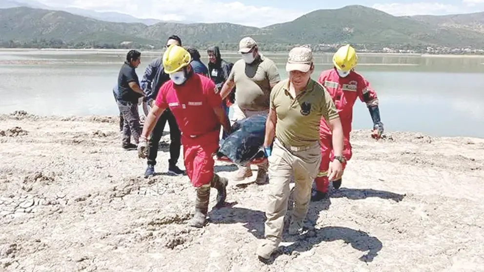 Rescatan cuerpo de la laguna Alalay en Cochabamba./ POLICÍA