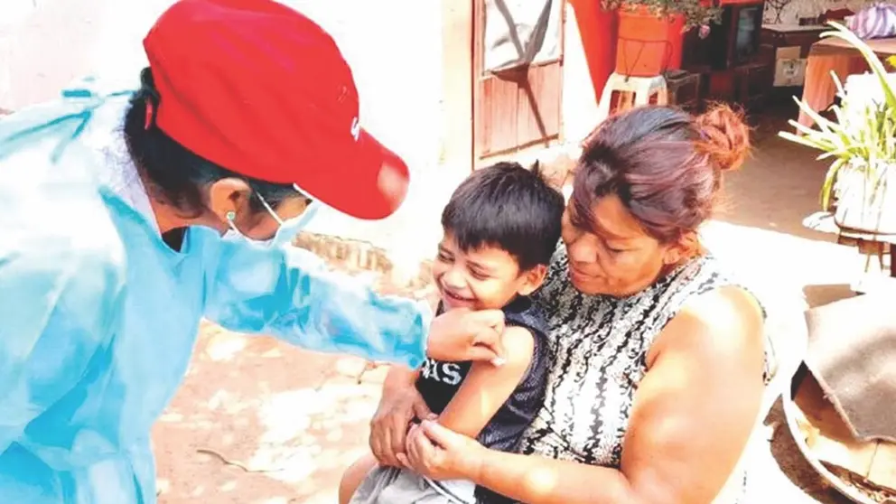 Un niño recibe una dosis de vacuna contra el dengue./ ABI
