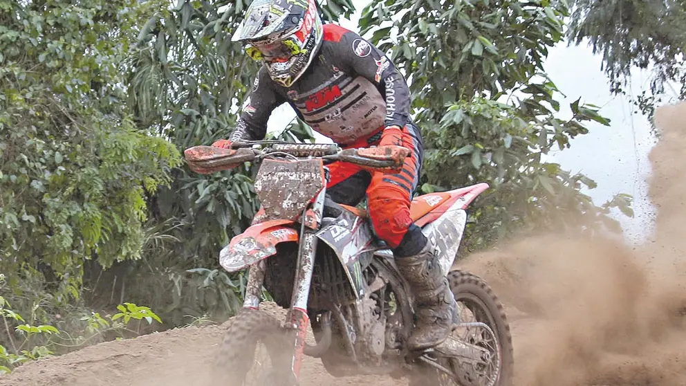 Marco Antezana corre en la fecha 1 del nacional de motociclismo./   APG