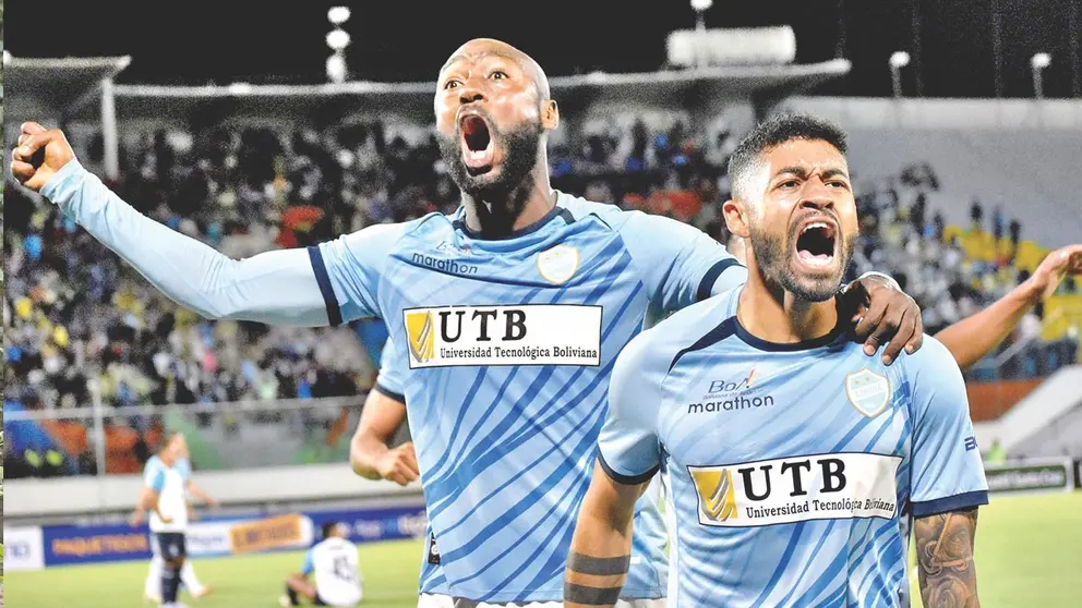 Oswaldo Blanco (c) y Antonio Bustamante (d) celebran una conquista del Celeste./ NOÉ PORTUGAL