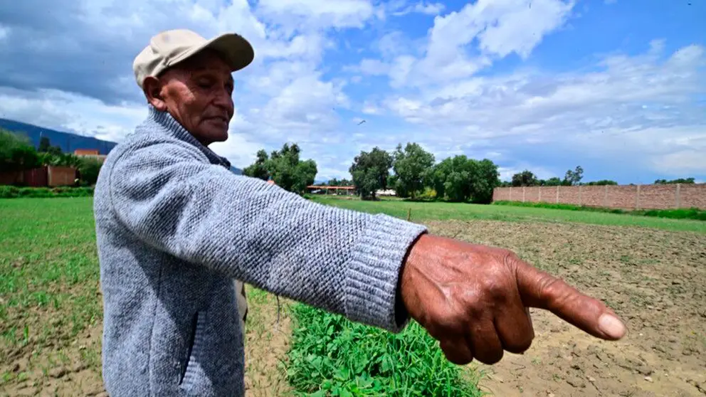El agricultor Alfredo Ure&ntilde;a muestra las &aacute;reas da&ntilde;adas de sus cultivos cubiertos por el lodo y las aguas desbordadas entre el 8 y 11 de marzo, en Capachi Norte, en el municipio de Colcapirhua, en Cochabamba./ Franz Ch&aacute;vez-IPS