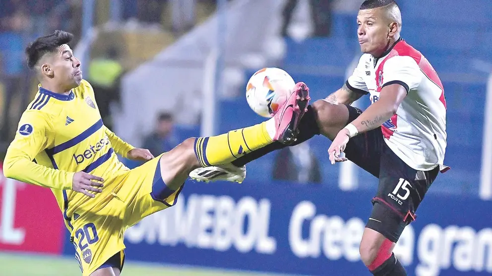Una jugada del partido que el Ranchoguitarra igualó (0-0) con el Xeneize./ APG
