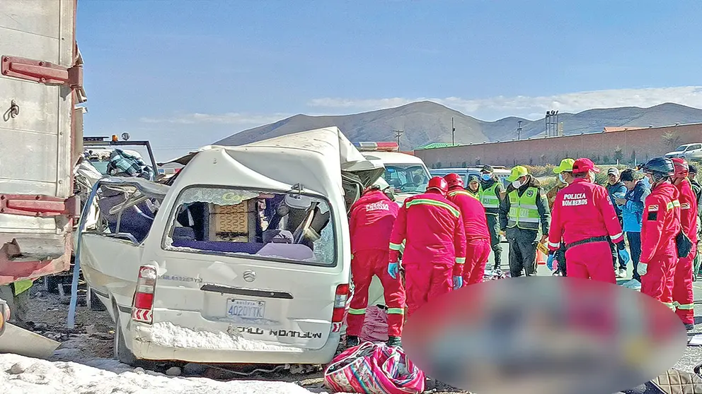 Tractocamión choca con minibús y deja 14 fallecidos en la carretera Oruro-Potosí../   APG