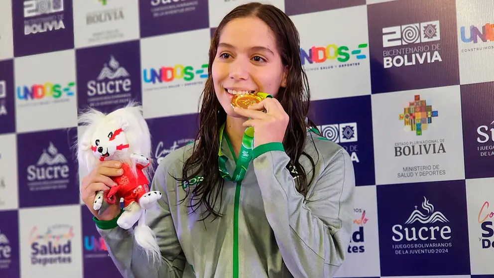 La nadadora boliviana, con su medalla de oro./ MSYD
