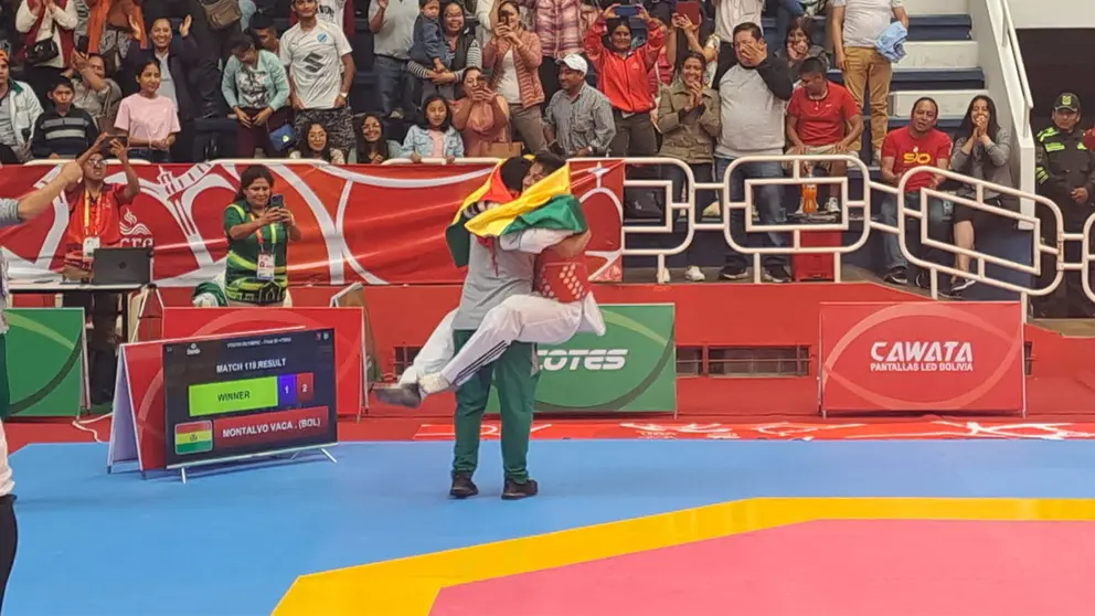 Juan Pablo Montalvo festeja el t&iacute;tulo en taekwondo. COB