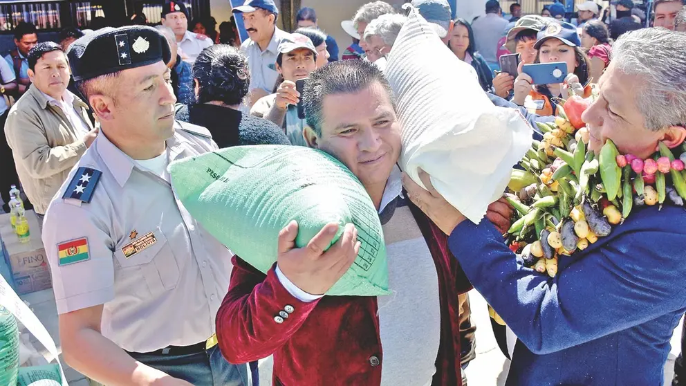 Entrega de ayuda a municipios, este 9 de abril./ NOÉ PORTUGAL