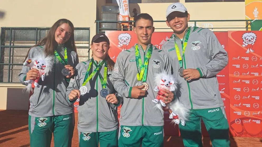 Una imagen de los tenistas bolivianos que lograron medallas en Sucre 2024./ COB