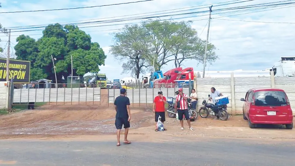 El estacionamiento en el que se encuentran los transportistas bolivianos en Paraguay./ RED UNITEL