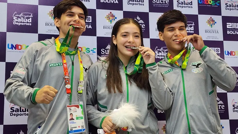 Los karatecas celebran las medallas que ganaron por los Juegos Bolivarianos de la Juventud Sucre 2024./ VICEMINISTERIO DE DEPORTES