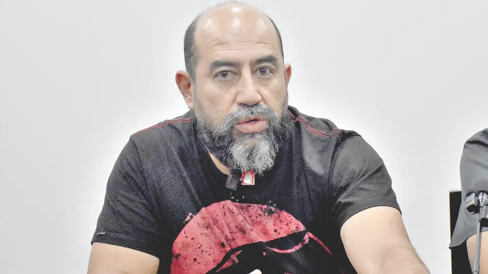 El presidente del Imperio Escarlata, Omar Mustafá, se dirige a los medios de comunicación en una conferencia./ NOÉ PORTUGAL