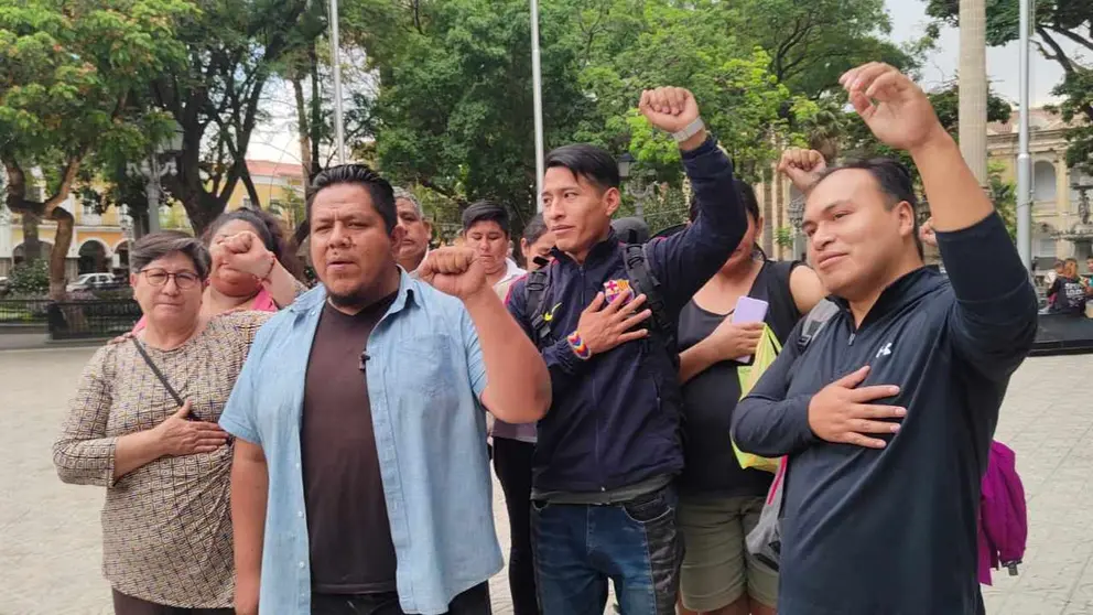 El ala "evista" del MAS en Cochabamba, levantando el pu&ntilde;o izquierdo. Laura Bustillo