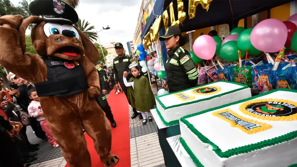 Paquito junto a las tortas de su cumplea&ntilde;os. DICO SOL&Iacute;S