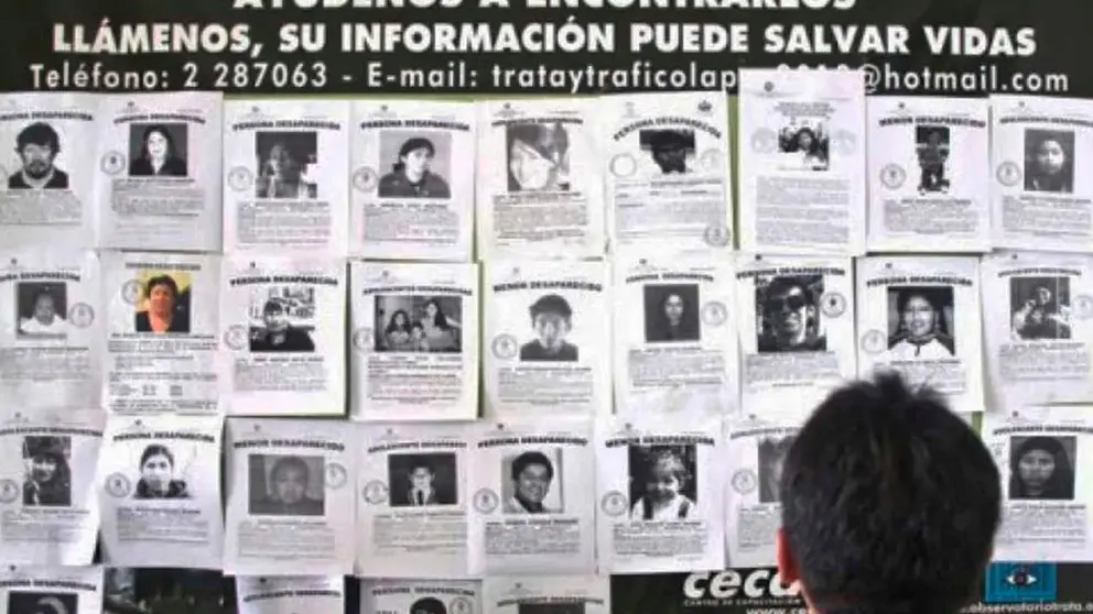 El panel de desaparecidos en una posta policial. Urgente.bo