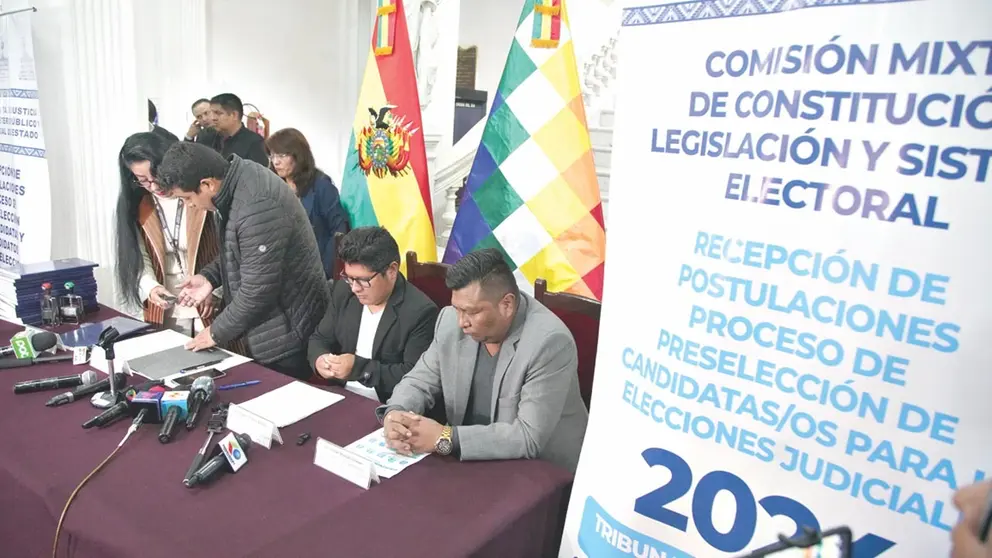 La comisión encargada de calificar a los postulantes./ URGENTE.BO