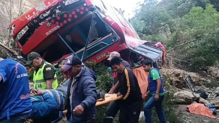 El bus que se embarranc&oacute; en la ruta antigua Cochabamba - Santa Cruz. Adelante, uno de los sobrevivientes. RRSS